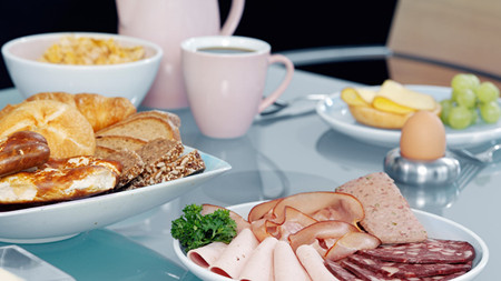 breakfast_table_snack_meat_bacon_cheese_cutting_bread_egg_coffee_5834_2048x1152.jpg