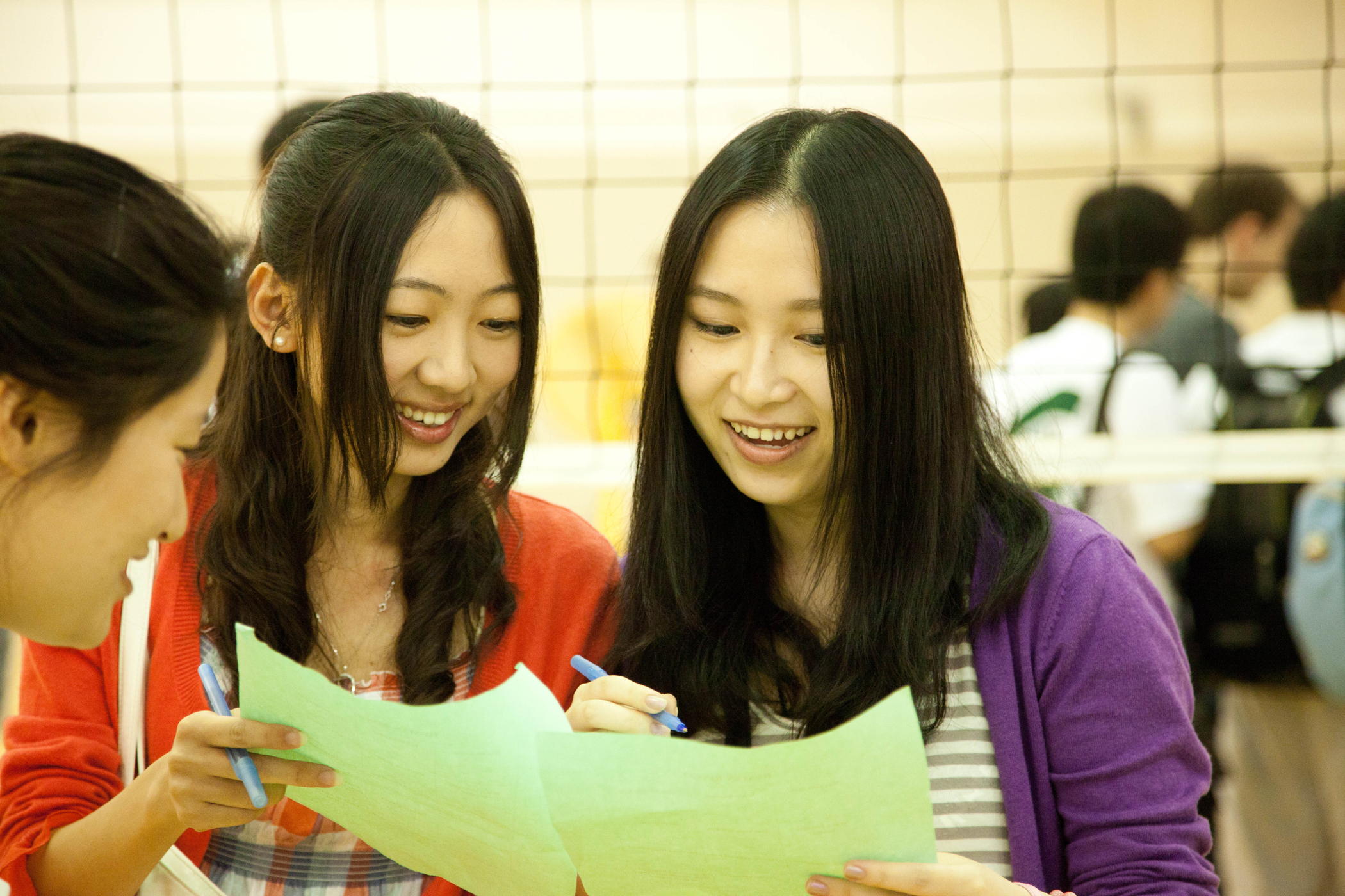 В школе китайский язык изучают 60. Студенты в Китае. Китайцы студенты. Китайские студенты в Китае. Общение китайцев.