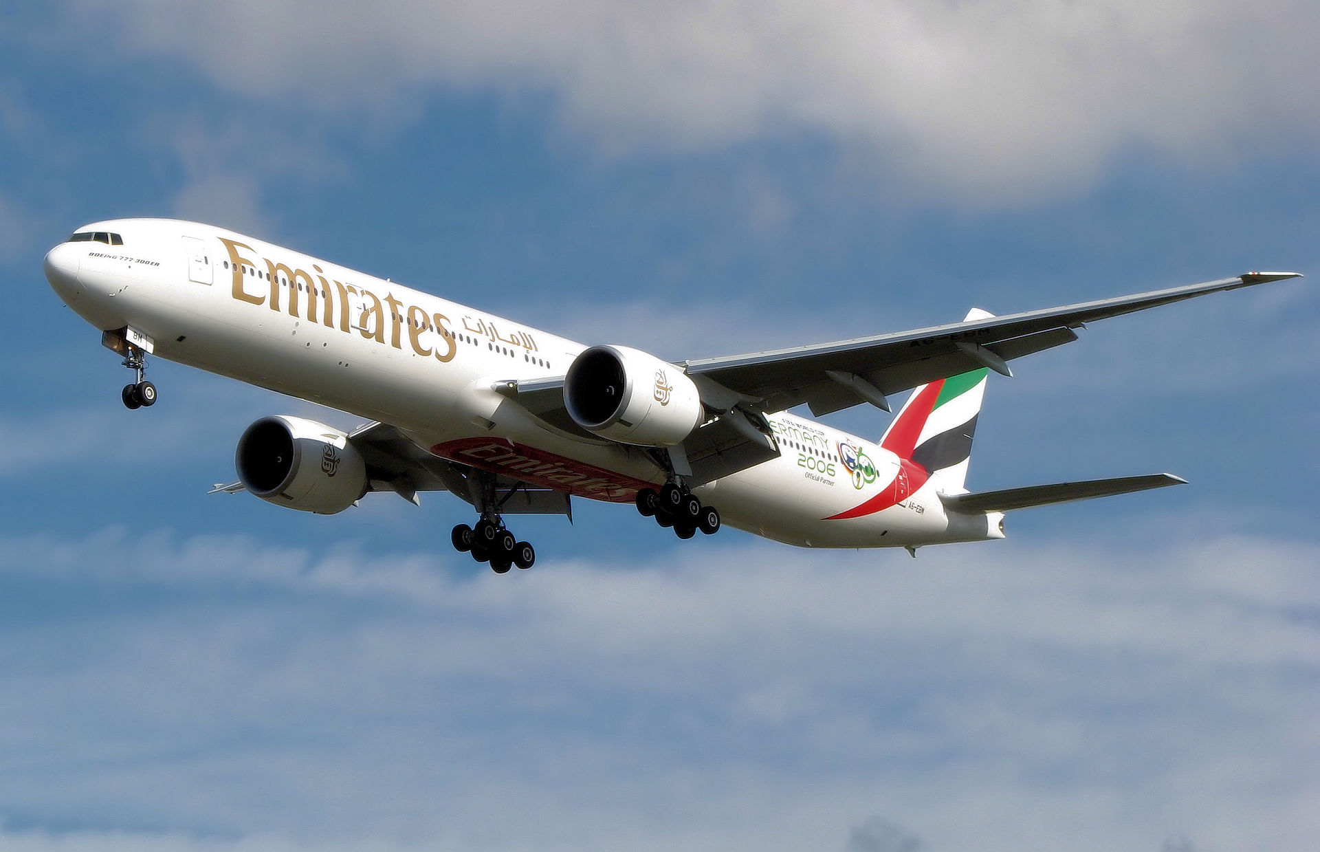 Emirates_b777-300er_a6-ebm_arp.jpg