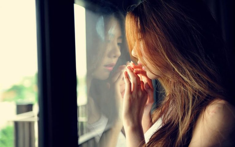 6951957-girl-looking-out-the-window-1000x625-768x480.jpg